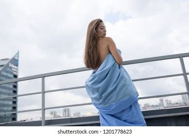 Naked Girl Wrapped Blanket Stands On Foto Stok Shutterstock