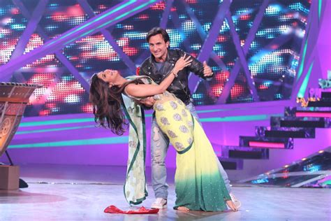 Kareena Kapoor Finds Time For A Hug With Hubby Saif Ali Khan In Between Promotions On Nach Baliye
