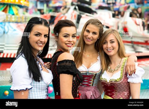 Portrait Von Glücklichen Frauen Tragen Dirndl Auf Dem Oktoberfest Stockfotografie Alamy
