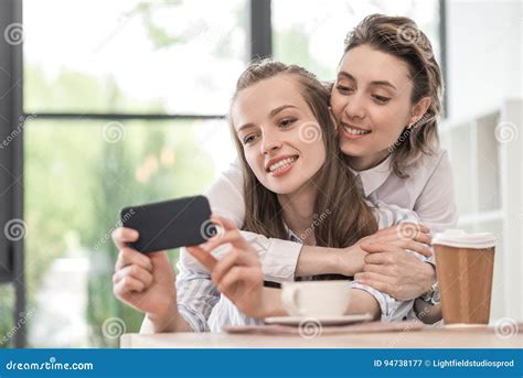 Glimlachende Meisjes Die En Selfie Op Smartphone Bij Koffie Omhelzen