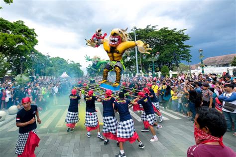 Ribuan pengunjung memadati area wisata alam bantimurung, bertepatan pada libur hari raya waisak, rabu (26/05/2021). Hari Raya Nyepi Di Bali, Perayaan Menyucikan Jiwa Manusia & Alam Kosmos - LIBUR
