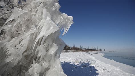 Студът създаде изящни ледени скулптури в езерото Мичиган ВИДЕОСНИМКИ