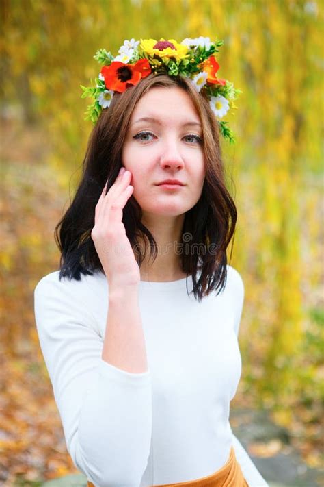 Bella Ragazza Del Ritratto Con La Corona Del Fiore Sulla Sua Testa Immagine Stock Immagine Di