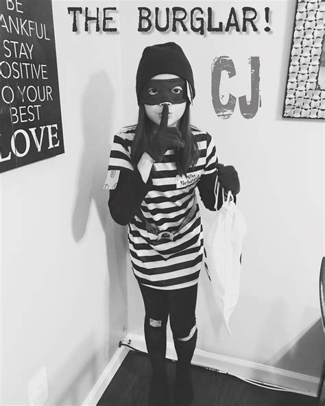 A halloween costume doesn't should be elaborate, especially if you're carrying all of it day at work. DIY Burglar Costume | maskerix.com | Einbrecher kostüm