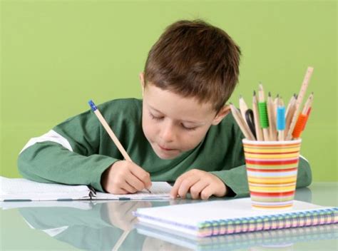 Niño tocando la flauta dulce. ¿Qué hacer si tu alumno no quiere estudiar? - Blog de la ...