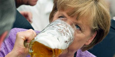 Warum Angela Merkel Einmal Betrunken Vom Boot Kippte Digital Present