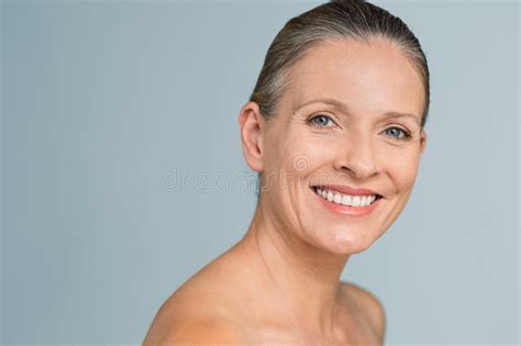 Sourire âgé Mûr De Femme De Beauté Photo Stock Image Du Normal Aîné 120991410