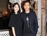Zhu Yawen and his wife hold hands, like a pair of male and female ...