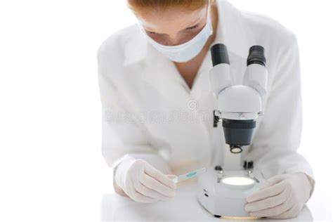 Laboratório Do Microscópio Investigação Médica Da Mulher Foto De