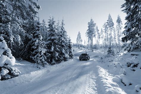 4x4 Car Driving In Rough Snowy Terrain Royalty Free Stock Image