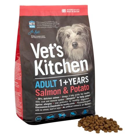 Salmon meal, sweet potatoes, peas, potatoes, canola oil, ocean fish meal, pea protein, potato fibre, natural flavour, flaxseed, salt, choline chloride, dried chicory root, tomatoes, blueberries, raspberries, yucca schidigera extract, dried. Vet's Kitchen Adult Salmon & Potato Dry Dog Food | Ocado