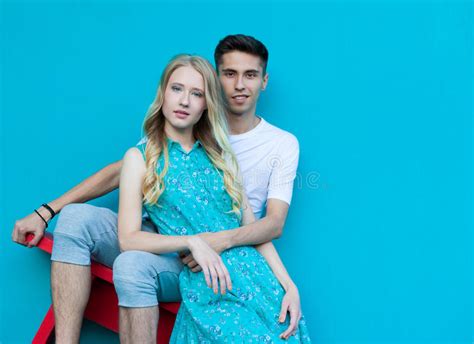 Pares Jovenes Interraciales En El Amor Al Aire Libre Retrato Al Aire Libre Sensual Imponente De