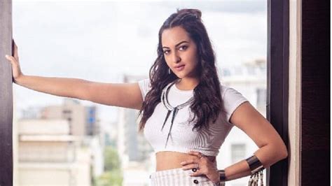 Moradabad Court Issued Non Bailable Warrant Against Bollywood Actress Sonakshi Sinha ବଡ଼