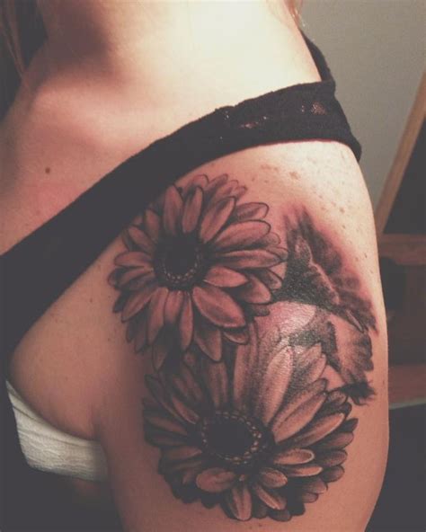 The tattoo design has a rich historical reference that is associated with the ancient powerful rulers that had beautiful gardens of daisy flowers and others. Daisy Shoulder Tattoo Designs, Ideas and Meaning | Tattoos ...