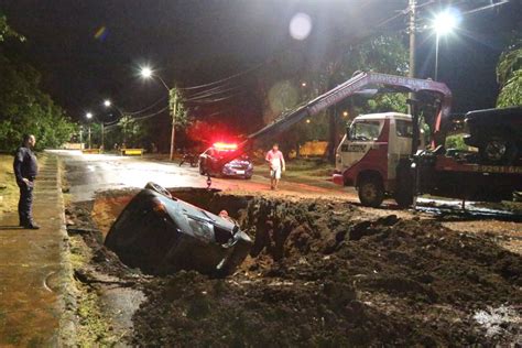 Carro Cai Em Cratera E Uma Pessoa Fica Ferida Em Itapira Campinas E