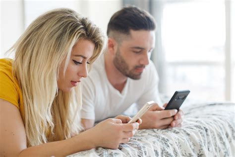 Man And Woman Texting Next To Each Other Body Language Central