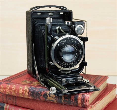 This Vintage Zeiss Ikon Maximar Large Format Camera Has A Jena Tessar