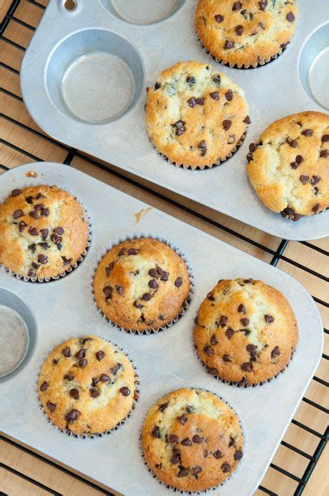 Kuchen abkühlen lassen, aus der form stürzen und nach belieben mit schokolade oder puderzucker überziehen. Muffins mit Schokostücken - Backeifer | Rezept | Muffins ...