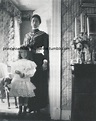 La princesa Isabel de Hesse en casa con su madre, alrededor de 1901. # ...