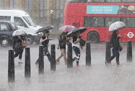 uk weather sees downpours bring more flood chaos across britain daily mail online