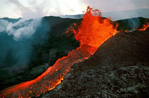 Why Two Volcanoes In Hawaii Are So Close But So Different The New