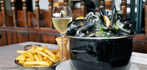 25 belgium food that everyone needs to eat and drink belgian food good eat mussels