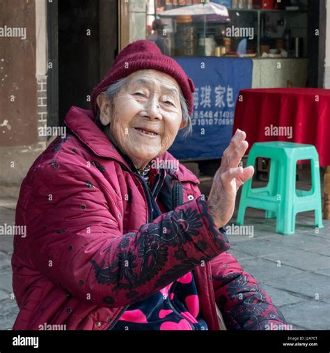 Old Chinese Woman Immagini E Fotografie Stock Ad Alta Risoluzione Alamy
