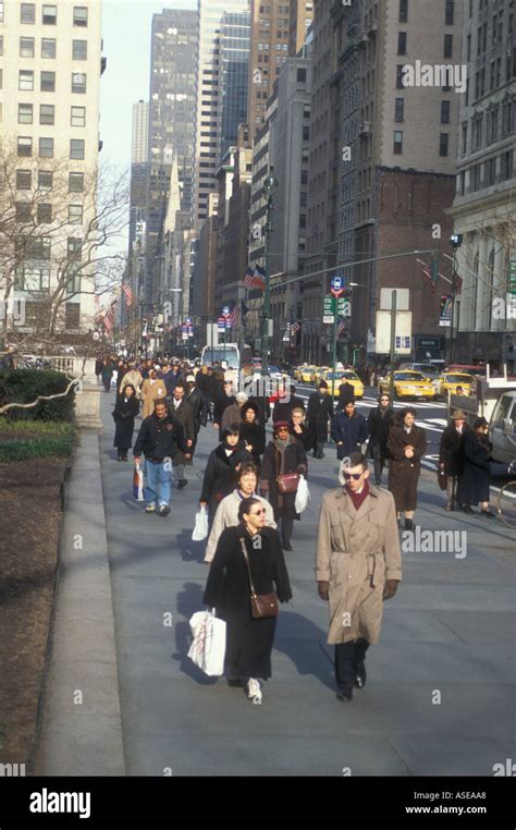 Crowded Sidewalks On New Yorks 5th Avenue Stock Photo Alamy