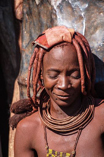 foto de opuwo namíbia mulher himba com o colar típico e penteado na aldeia da tribo himba e mais