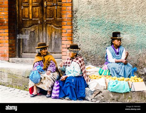 Mujer Aymara Vestimenta Fotografías E Imágenes De Alta Resolución Alamy