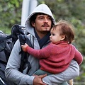 Orlando Bloom con su hijo Flynn en brazos - Foto en Bekia Actualidad