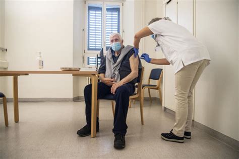 Bereits nach kurzer zeit waren alle termine ausgebucht. Zu wenig Impfstoff für großen Impfstart in der Schweiz