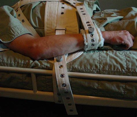 Je bent 1 week (met het vaccin van pfizer) tot 2 weken. 'Dertien weken vastgebonden, dat is uitzonderlijk lang ...