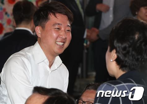 홍 의원은 이날 국회에서 복당 기자회견을 갖고. 이준석, 홍준표 "촐싹대" 발언에 "홍 대표 처한 상황 이해 ...