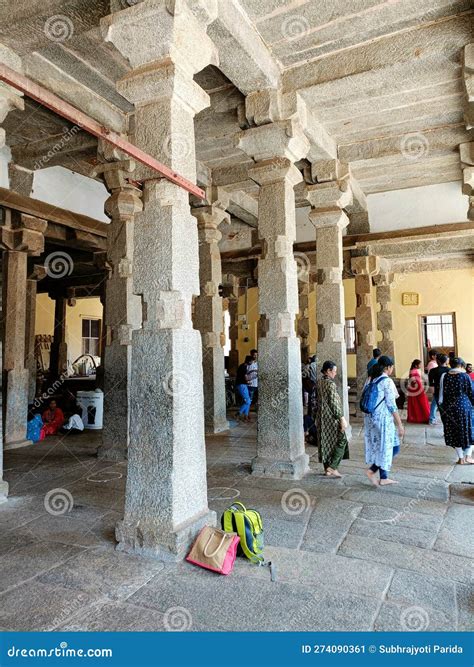 Devotees At The Very Popular And Historic Sri Ranganathaswamy Temple In