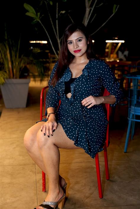 Milky Thigh And Legs गोरे गोरे ख़ूबसूरत जांघें Priyanka Ramanas Super Size Thighs And Curvy Figure