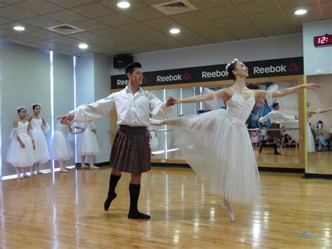 從此，「穿蘇格蘭短 裙不穿內褲」的說法便傳開了。 3、格紋 講完了裙子裡面的奧秘，還要提一下蘇格蘭短裙上 的格子。一件裙子的格紋代表的是一個家族的格 紋，素有一「格」一階級的說法。如果說「蘇格蘭 裙等於一部大英帝國的歷史」，真的一點也不誇 張。 C13蘇格蘭裙 - 鶴英新北芭蕾舞蹈團