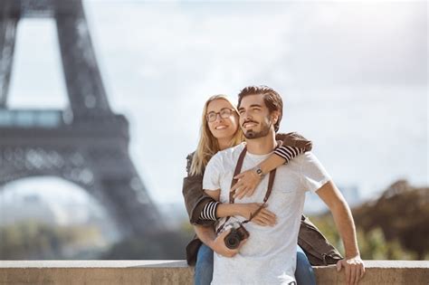 Premium Photo Paris Eiffel Tower Romantic Couple Embracing Kissing In