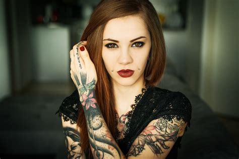 2048x1173 Women Redhead Tattoos Looking At Viewer Head Band Piercing