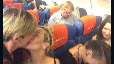 Lesbianas rusas se toman una selfie besándose frente a un legislador