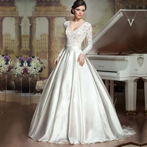 Vintage Romantic Ball Gown Wedding Dress 2017 Long Sleeves V Neck Lace