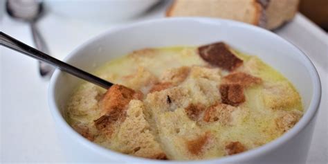 Cipolla 2 litri acqua 2 cucchiai panna acida sale pepe qb. Ricetta Zuppa di aglio al microonde facile | Come uno chef