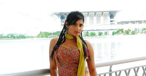 Divya Spandana Aka Ramya Hot Navel Stills Indian Actress Wallpapers