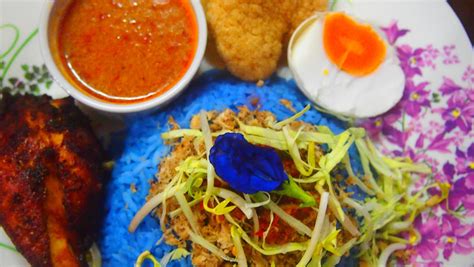 Pewarna kuning (atau guna 7 kuntum bunga telang utk nasi kerabu berwarna biru) 2 helai daun pandan masak nasi menggunakan rice cooker seperti biasa. MamaMia Kitchen: NASI KERABU BIRU BUNGA TELANG