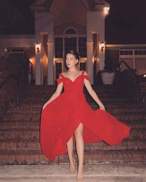 i got my red dress on tonight dancin in the dark in the pale moonlight Вдохновленные наряды