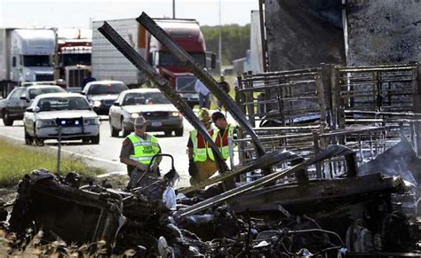 2 Killed In Fiery Wreck On I 35 San Antonio Express News
