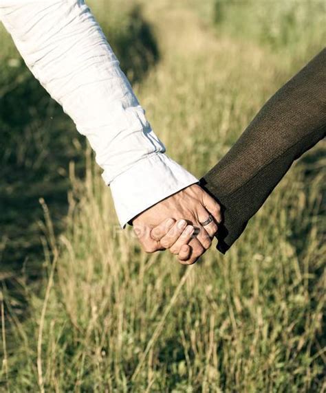 Man And Woman Holding Hands — Differential Focus Real People Stock