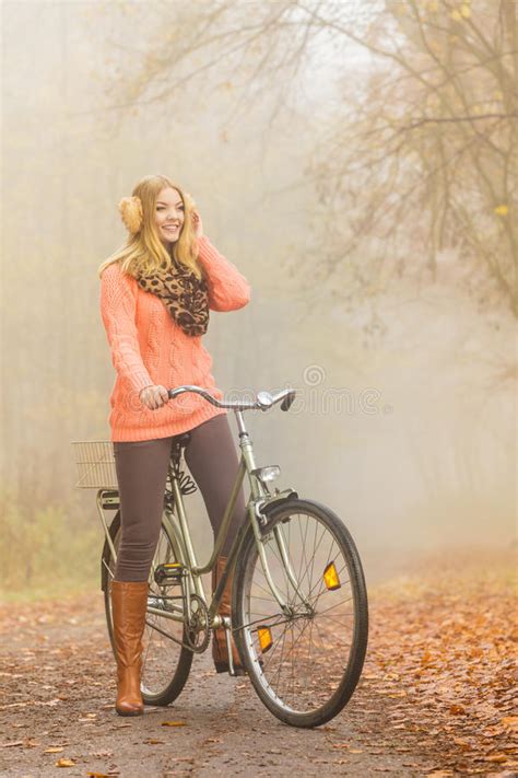 bici attiva felice di guida della donna nel parco di autunno immagine stock immagine di