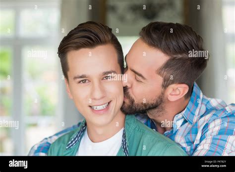 Gay Couple Kissing Man Banque Dimage Et Photos Page 2 Alamy