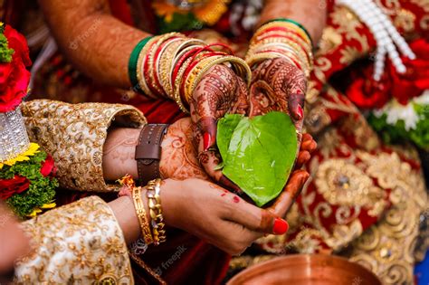 Premium Photo Indian Wedding Photography Groom And Bride Hands